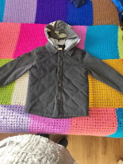 Chaqueta gris con capucha infantil - miniatura 1