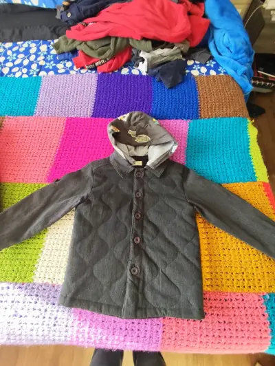 Chaqueta gris con capucha infantil - miniatura 2