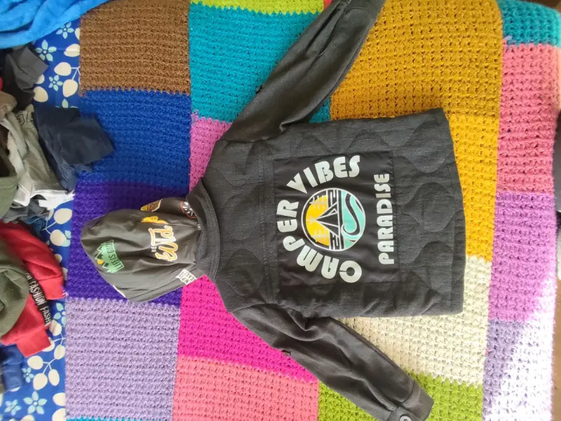 Chaqueta gris con capucha infantil - 3