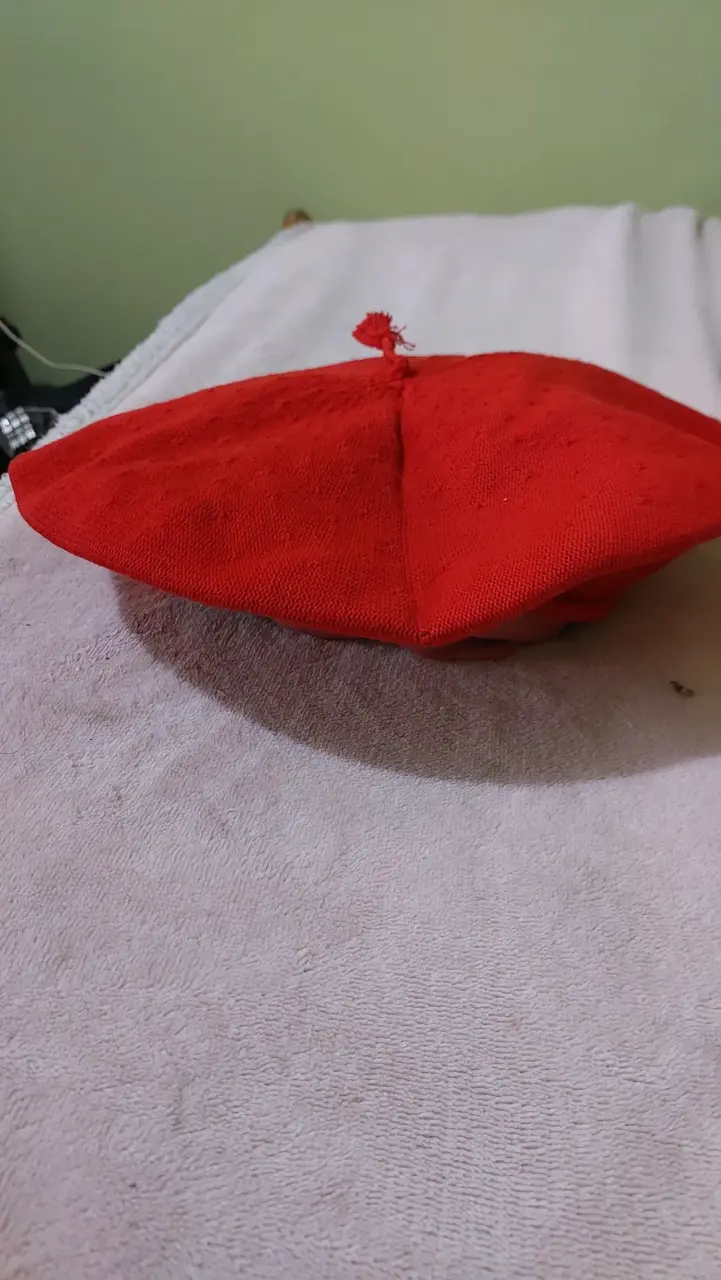 Boina de hilo roja y lila  de estilo gaucho