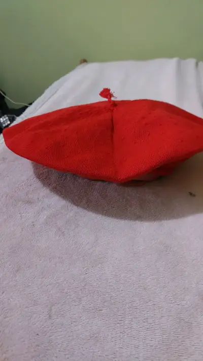 Boina de hilo roja y lila  de estilo gaucho - miniatura 1