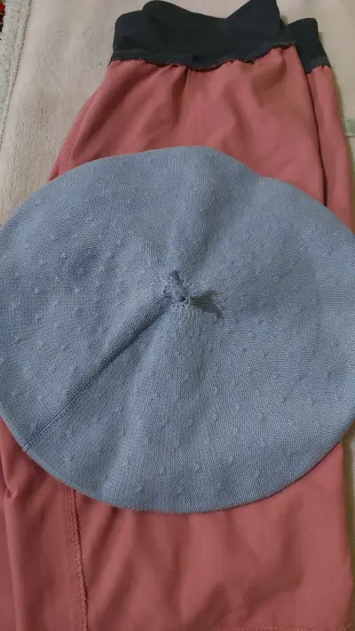 Boina de hilo roja y lila  de estilo gaucho - miniatura 3
