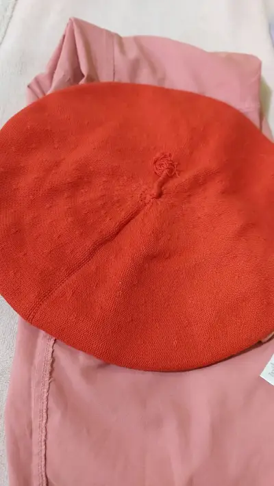 Boina de hilo roja y lila  de estilo gaucho - miniatura 4