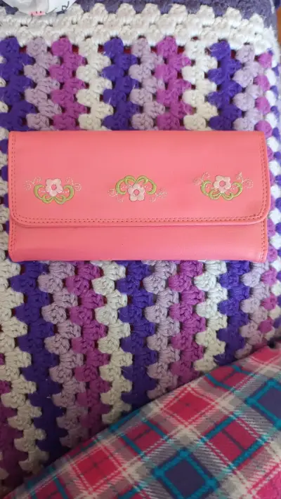 Billetera rosa con bordados florales - miniatura 1