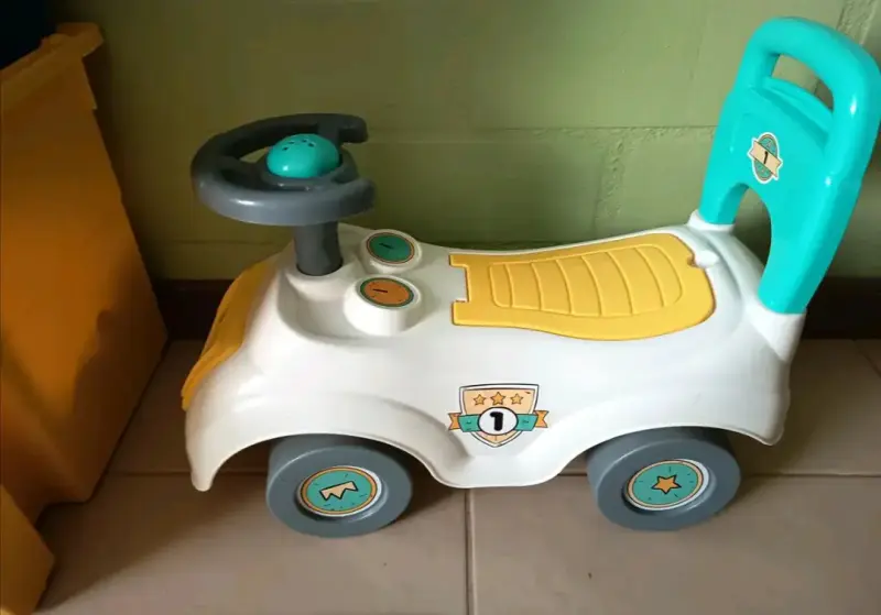 Auto de juguete para niños