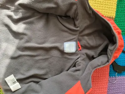 Chaqueta polar gris con capucha - miniatura 1