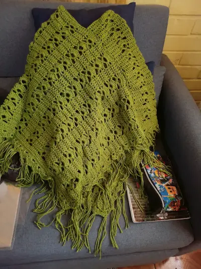 Poncho tejido a crochet - miniatura 2