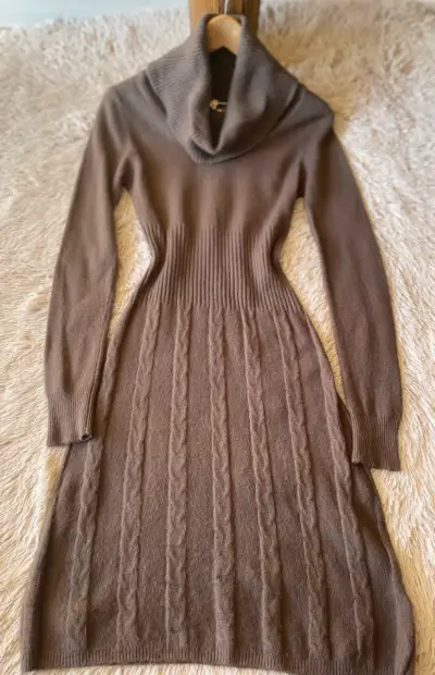 Vestido de lana marrón con cuello alto - miniatura 1