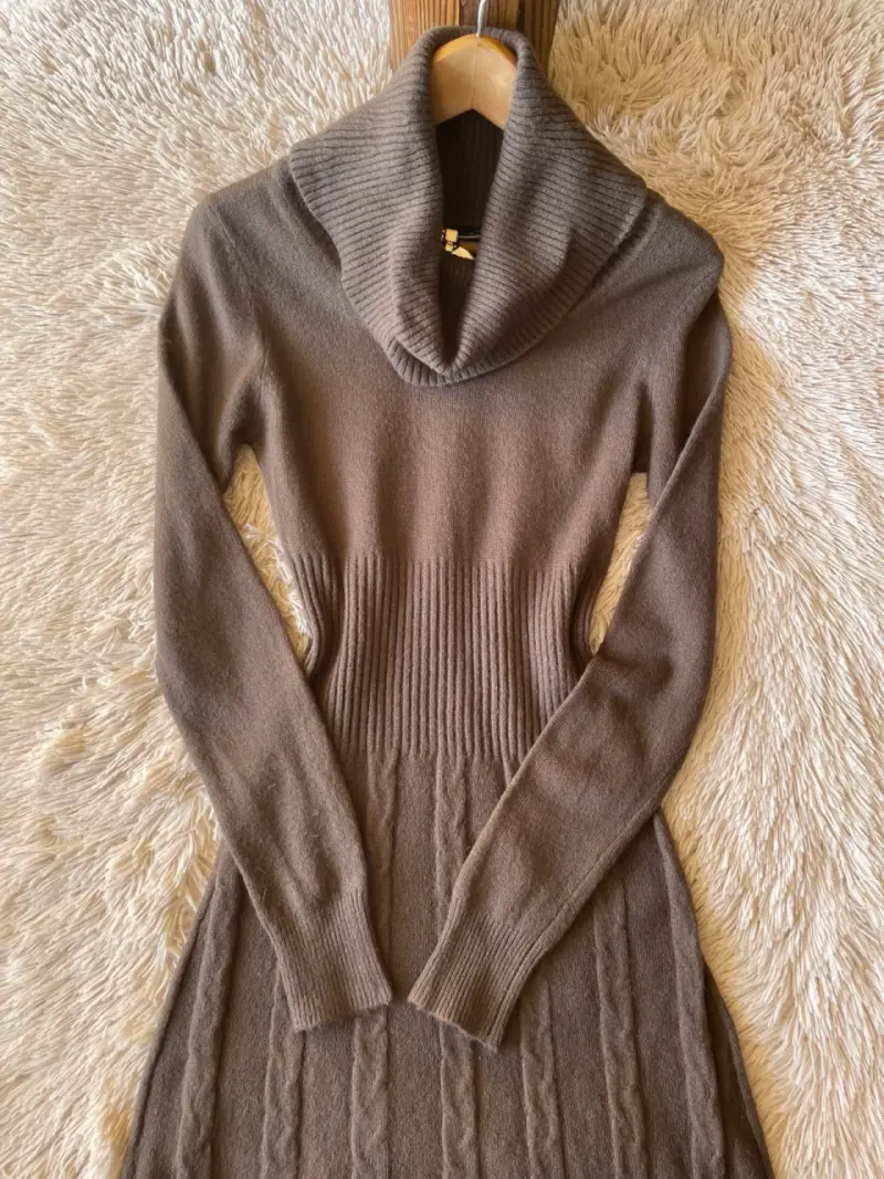 Vestido de lana marrón con cuello alto - 2