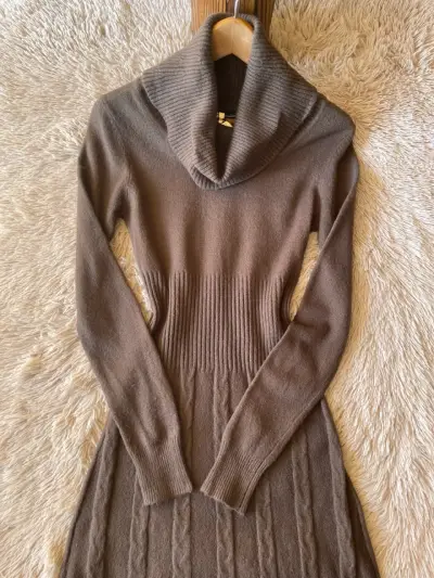 Vestido de lana marrón con cuello alto - miniatura 2