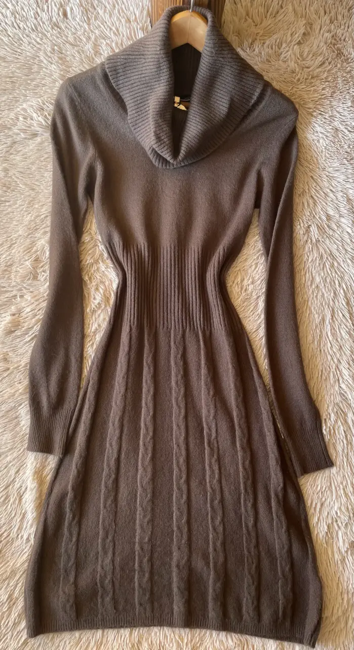 Vestido de lana marrón con cuello alto - 4