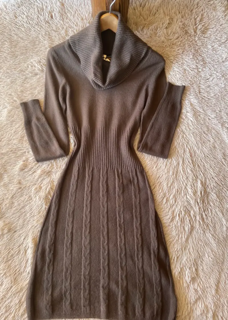 Vestido de lana marrón con cuello alto - 5