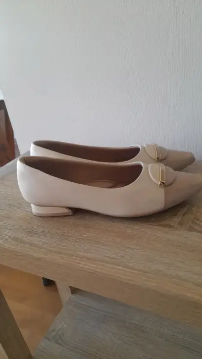 Zapatos beige con apliques dorados - miniatura 1