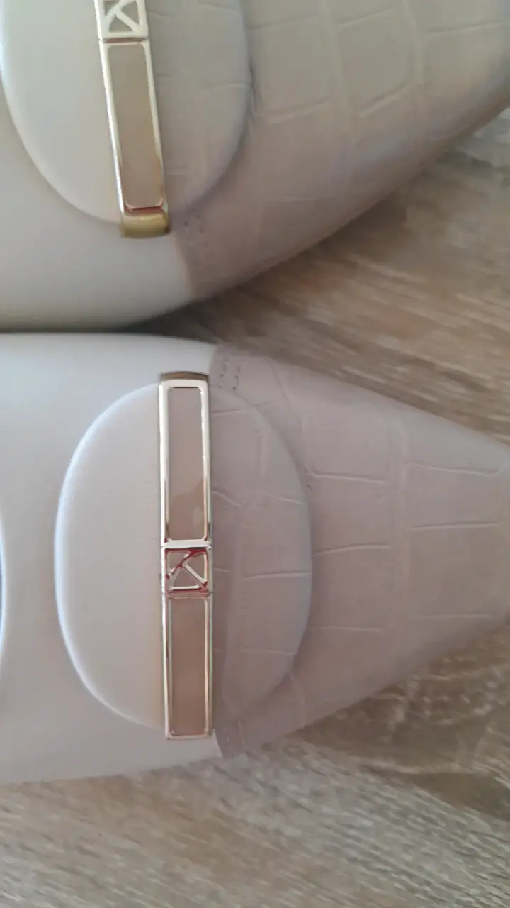 Zapatos beige con apliques dorados - 2