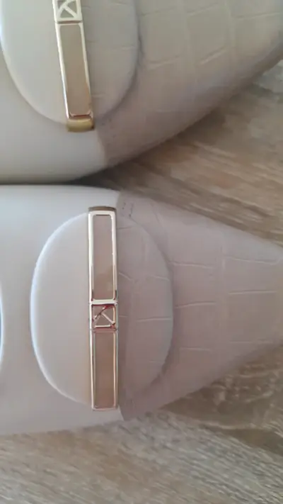Zapatos beige con apliques dorados - miniatura 2