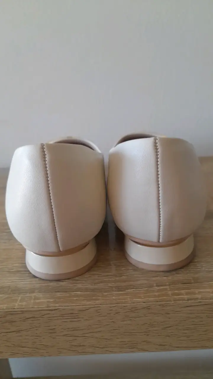 Zapatos beige con apliques dorados - 3