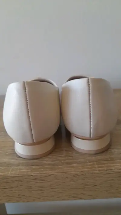Zapatos beige con apliques dorados - miniatura 3