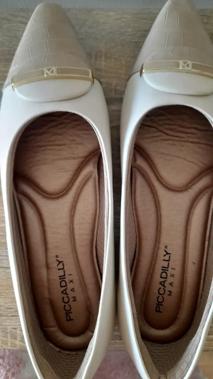 Zapatos beige con apliques dorados - 5