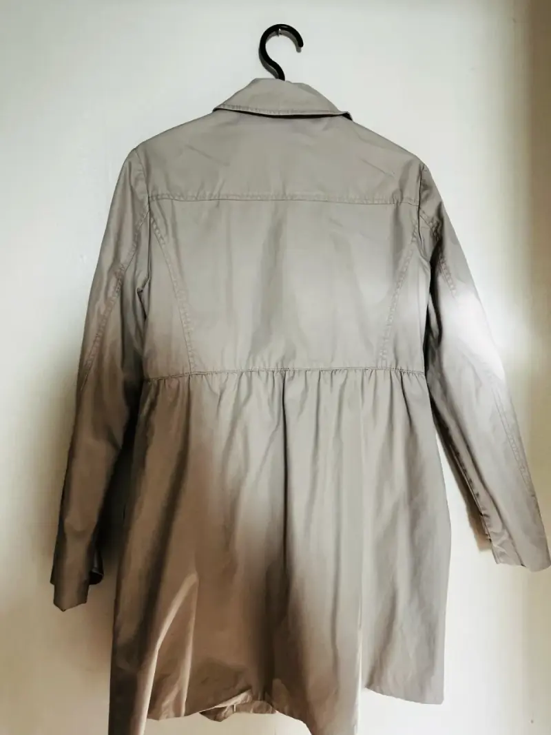 Abrigo beige con botones negros - 3