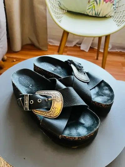 Sandalias negras con hebilla - miniatura 1
