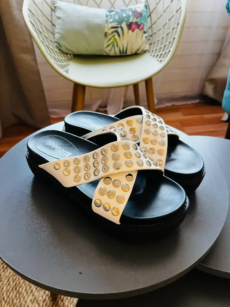 Sandalias blancas con tachas