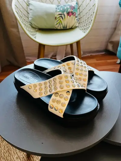 Sandalias blancas con tachas - miniatura 1