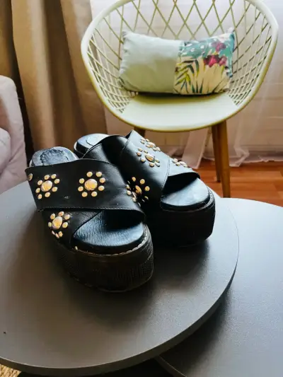 Sandalias plataforma negras con tachas - miniatura 1