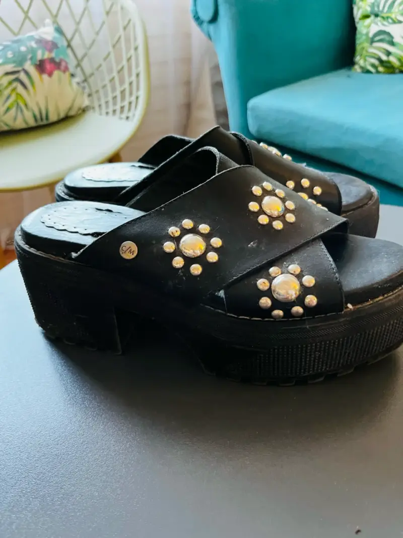Sandalias plataforma negras con tachas - 2