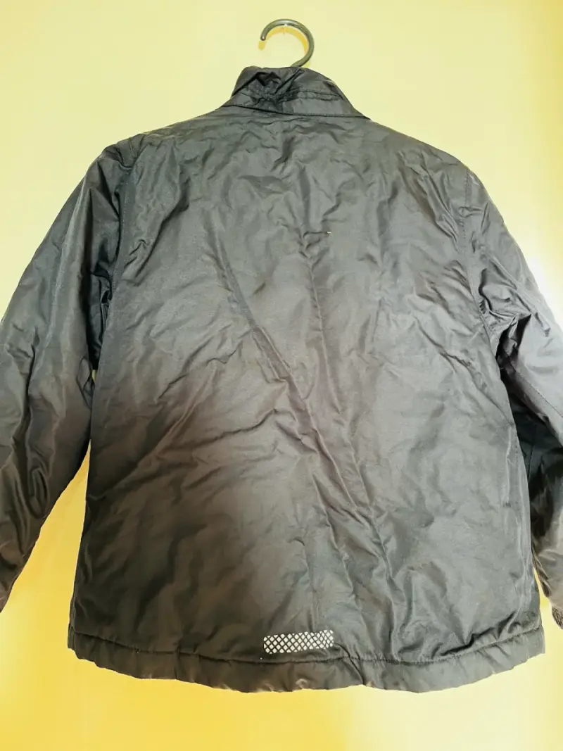 Chaqueta deportiva negra y naranja - 2