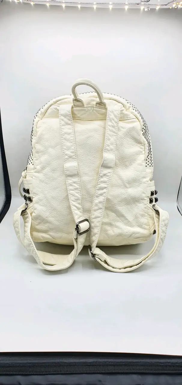 Mochila Prüne blanca con tachas metálicas - 3