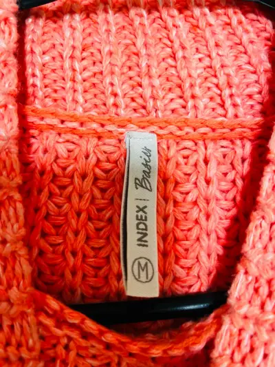 Suéter tejido color coral - miniatura 2