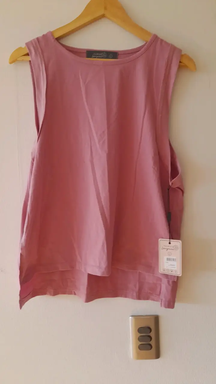 Polera sin mangas rosada nueva - 1