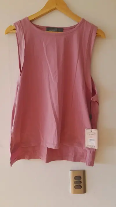Polera sin mangas rosada nueva - miniatura 1