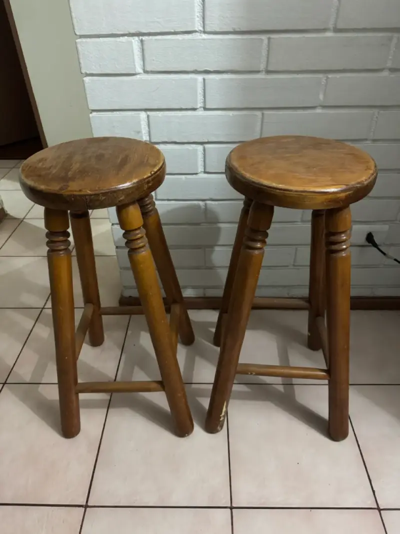 Pareja de taburetes de madera