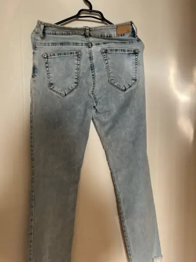 Jeans celestes desgastados - miniatura 3