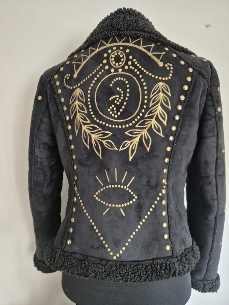 Chaqueta de vellón con diseño dorado