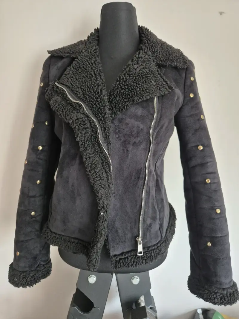 Chaqueta de vellón con diseño dorado - 3