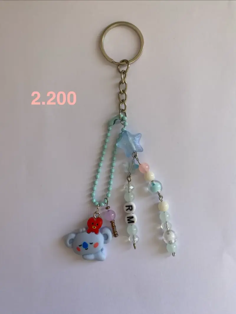 Llaveros, colgantes y pulsera