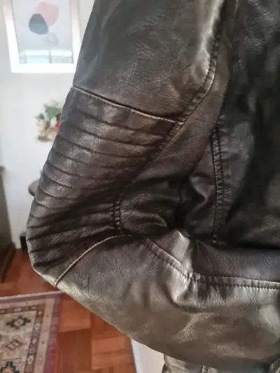 Chaqueta de cuero negra - miniatura 2