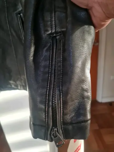 Chaqueta de cuero negra - miniatura 4