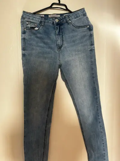 Jeans azul claro de mujer - miniatura 1