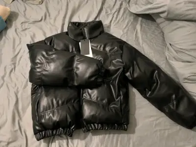 Chaqueta inflada negra nueva - miniatura 1