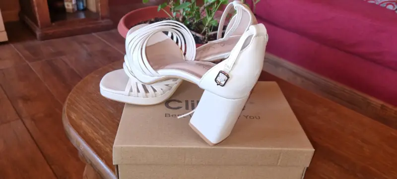 Sandalias blancas con taco alto - 1