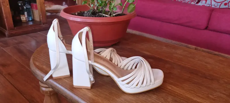 Sandalias blancas con taco alto - 2