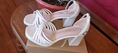 Sandalias blancas con taco alto - miniatura 4