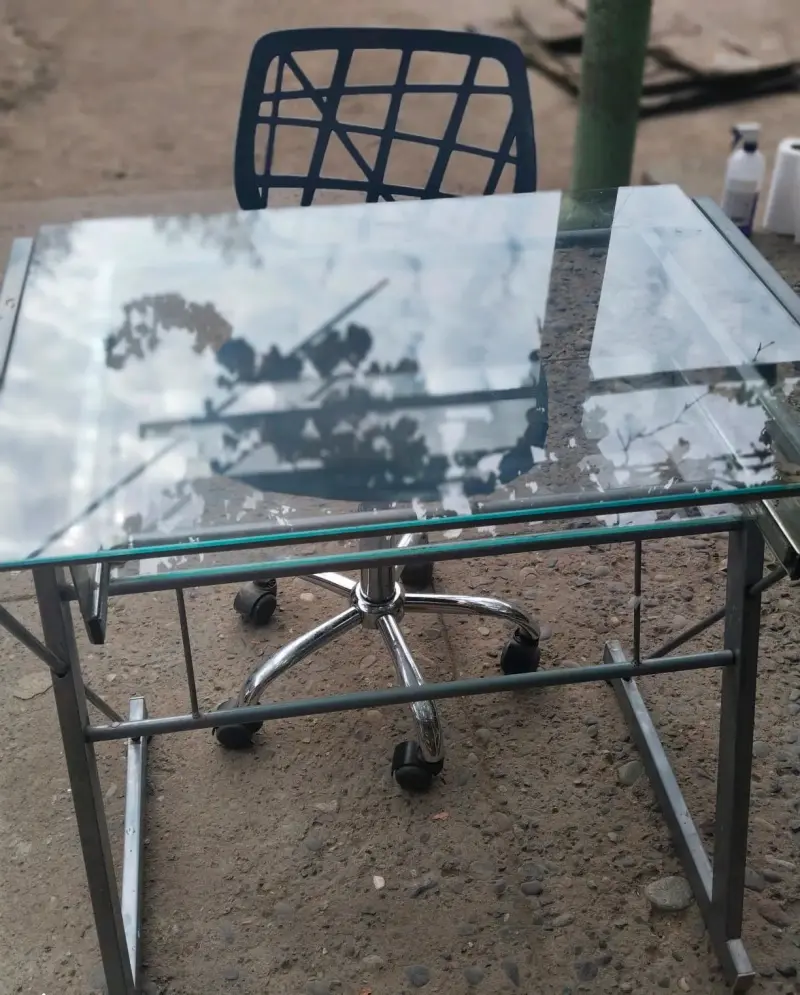 Escritorio de vidrio y silla - 2