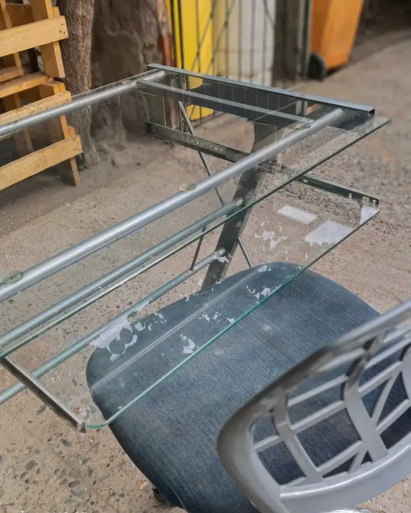 Escritorio de vidrio y silla - 3