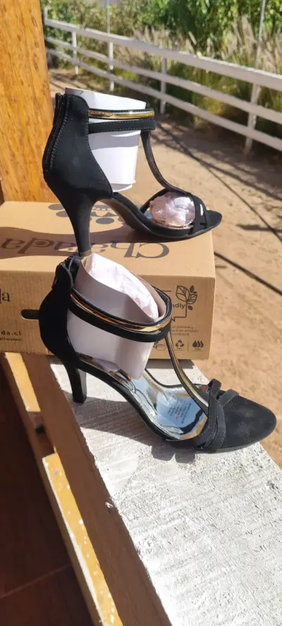 Sandalias negras con taco alto - miniatura 1