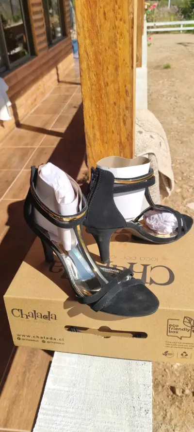 Sandalias negras con taco alto - miniatura 4