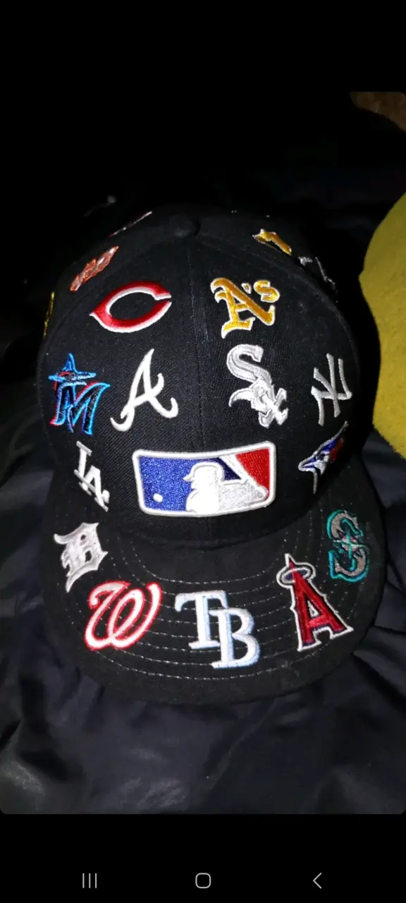 Gorra negra con logos MLB